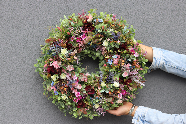 atrakcyjny kwiatowy wianek, Jollena, śr.47cm