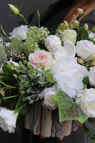 Pod Aniołem, dekoracja nagrobna z figurką ceramiczną, wym. 42x61cm 