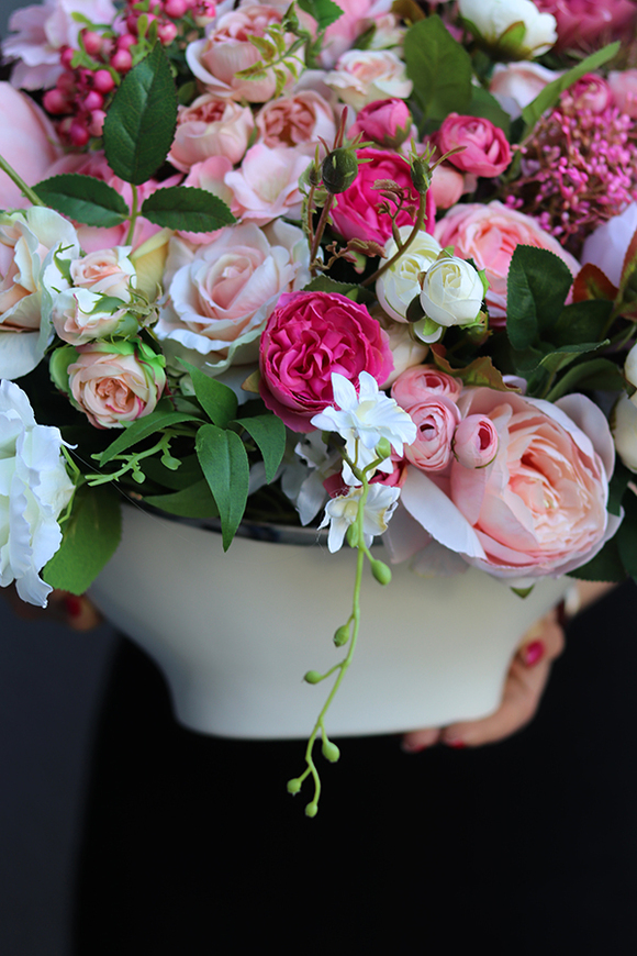 Abella Grande, kompozycja kwiatowa w biało-srebrnej misie, wym.50x60cm 