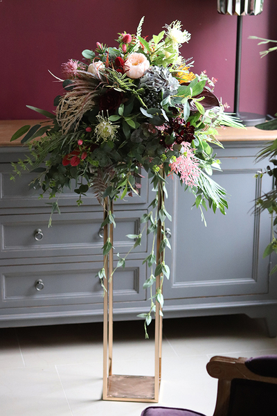 Jasmina Flowerstand, zachwycająca dekoracja kwiatowa na stojaku, mniejsza, wym.126x60cm