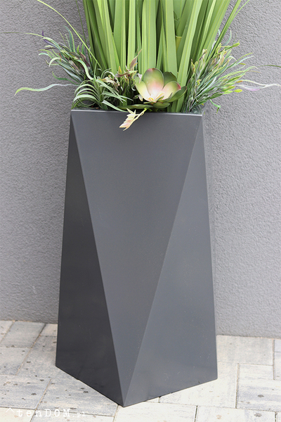 kompozycja Nevis Design 2, Trawy & Sukulenty w szarej donicy, wys.175cm