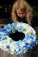 wyjątkowo uroczy wieniec Blue Hortense śr.56cm