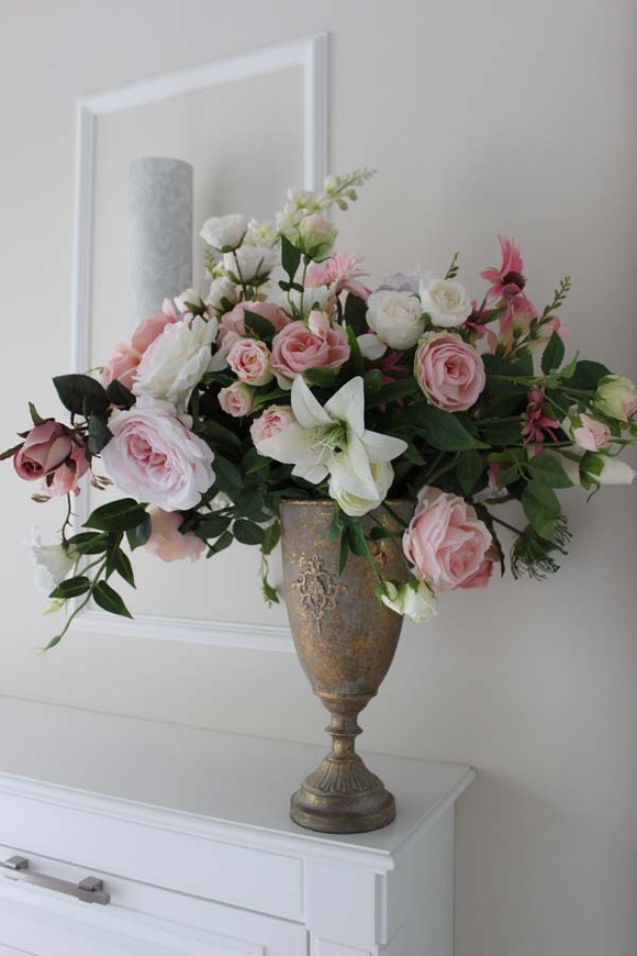 Estera, kompozycja w złotym metalowym pucharze, wym.85x78x56cm