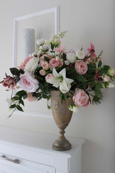 Estera, kompozycja w złotym metalowym pucharze, wym.85x78x56cm