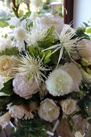 kompozycja kwiatowa / bukiet Creamosa na komodę wys.80cm