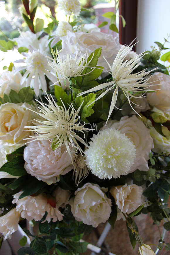 kompozycja kwiatowa / bukiet Creamosa na komodę wys.80cm