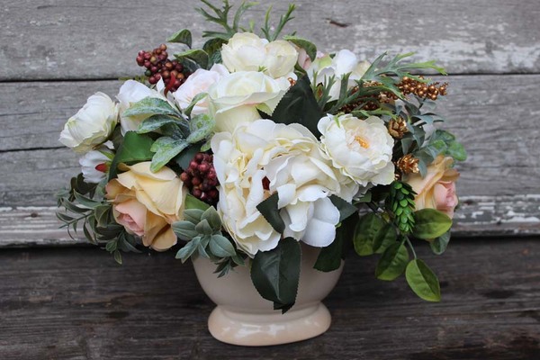 kompozycja kwiatowa w stylowym naczyniu Złota Dekoracja, wys.30cm