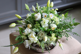 Milenda, kompozycja z gumowymi tulipanami w srebrnym naczyniu, wym.32x48cm