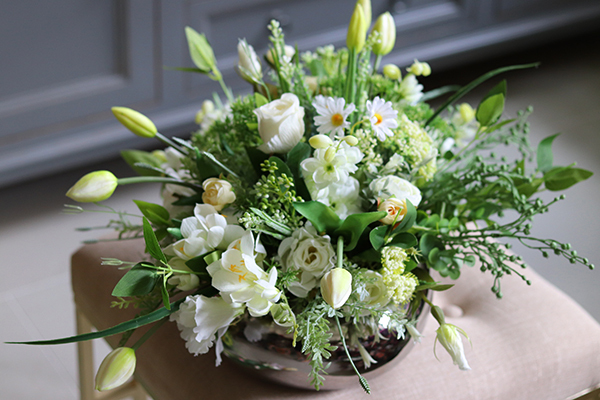 Milenda, kompozycja z gumowymi tulipanami w srebrnym naczyniu, wym.32x48cm