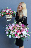 Abella Grande, kompozycja kwiatowa w biało-srebrnej misie, wym.50x60cm 