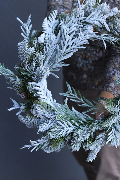 elegancki zimowy wianek na drzwi, Ośnieżony, śr.50cm