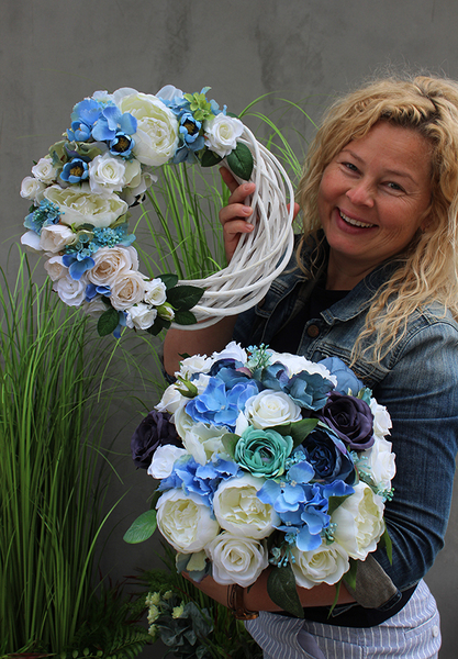 Blue Gerda, dekoracyjny wianek z kwiatów sztucznych, śr.34cm