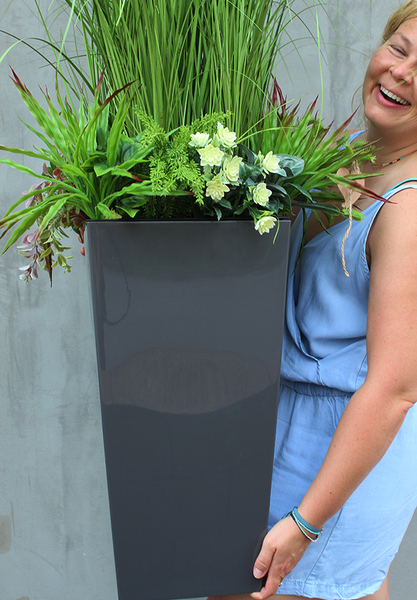 Gabriela sztuczna trawa z sukulentami w szarej donicy, wys.150cm