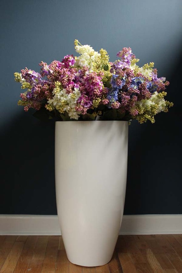 Lilianna, elegancka kompozycja kwiatowa w wysokiej donicy, wys.90cm