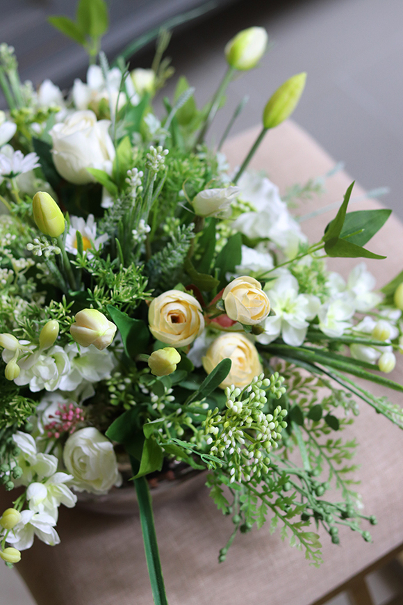 Milenda, kompozycja z gumowymi tulipanami w srebrnym naczyniu, wym.32x48cm