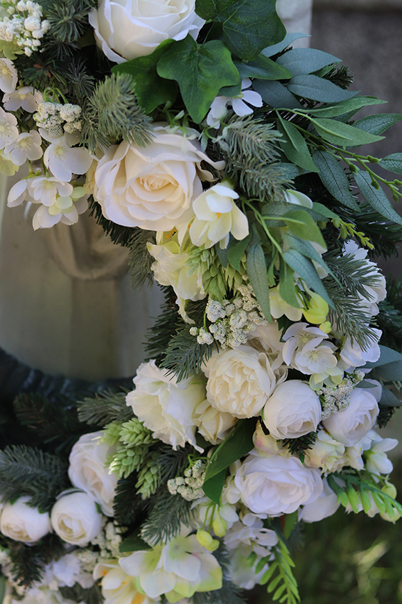 Białe Marzenie, wieniec pogrzebowy / wiązanka nagrobna, śr.60cm