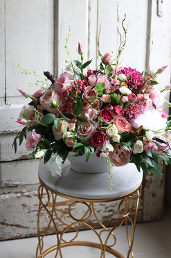 Abella Grande, kompozycja kwiatowa w biało-srebrnej misie, wym.50x60cm 