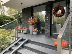 kompozycja z wrzosami w donicy fiberglass, Moko Autumn Extra, wym.51x50cm