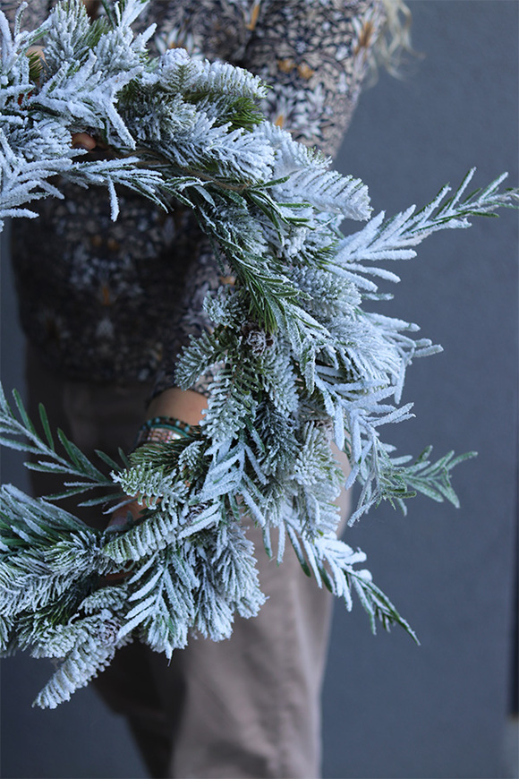 elegancki zimowy wianek na drzwi, Ośnieżony, śr.50cm