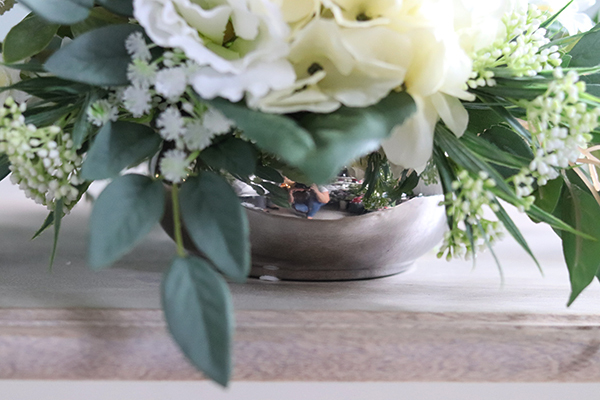 bogata kompozycja kwiatowa w srebrnym naczyniu, Symena Infinity, wym.18x27cm 