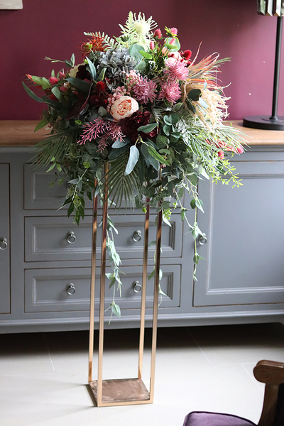 Jasmina Flowerstand, zachwycająca dekoracja kwiatowa na stojaku, mniejsza, wym.126x60cm