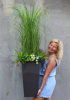 Gabriela sztuczna trawa z sukulentami w szarej donicy, wys.150cm