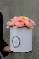 kompozycja kwiatowa / bukiet Flowerbox Łososiowy, wys.22cm