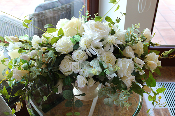 kompozycja kwiatowa / bukiet Creamosa na stół, wys.42cm