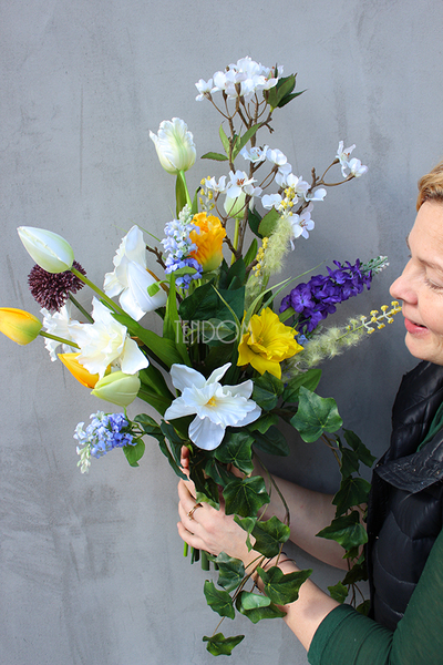 dwa bukiety wiosenne Tulipany & Żonkile & Krokusy, wys. 63 i 39 cm.