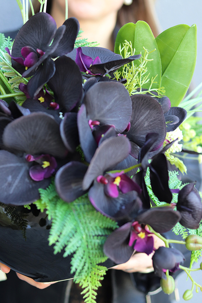 kompozycja kwiatowa Dekoria Black w podłużnym naczyniu - łódce dł.60cm