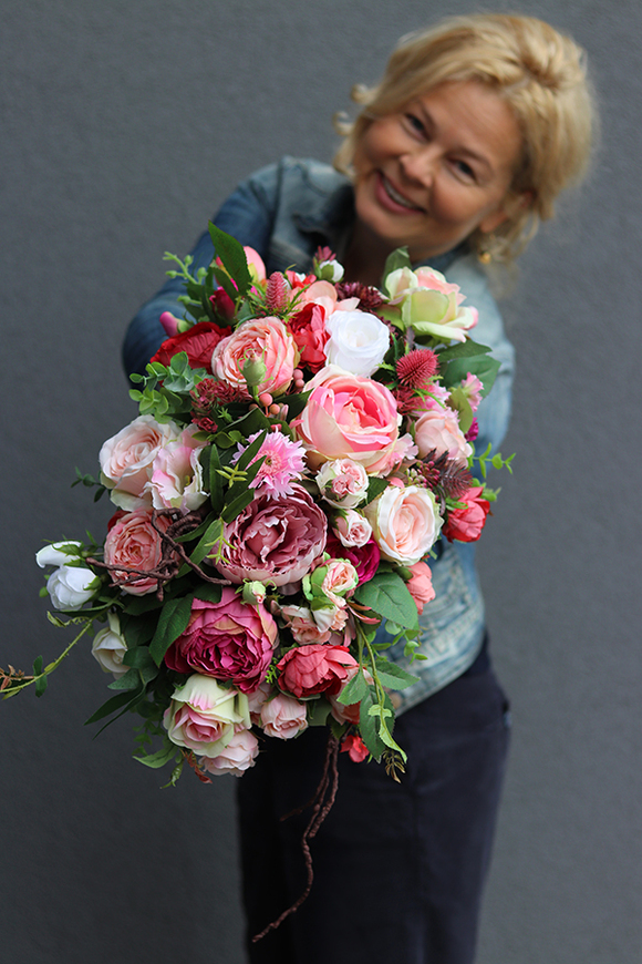 Geruta, kompozycja kwiatowa w srebrnej donicy, wym.42x50cm 