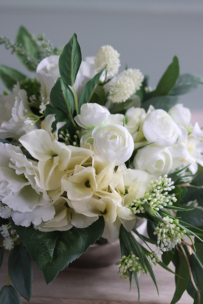 bogata kompozycja kwiatowa w srebrnym naczyniu, Symena Infinity, wym.18x27cm 