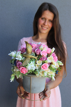 kompozycja kwiatowa w szarym naczyniu, Koliber, wys.36cm 