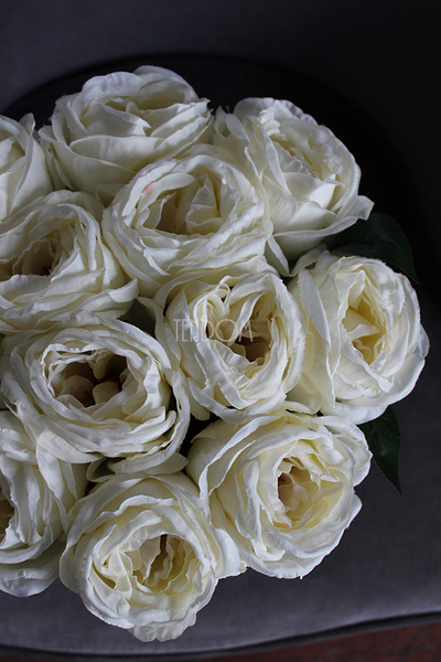 kompozycja kwiatowa / bukiet Flowerbox szary + biel XL, wys.35cm