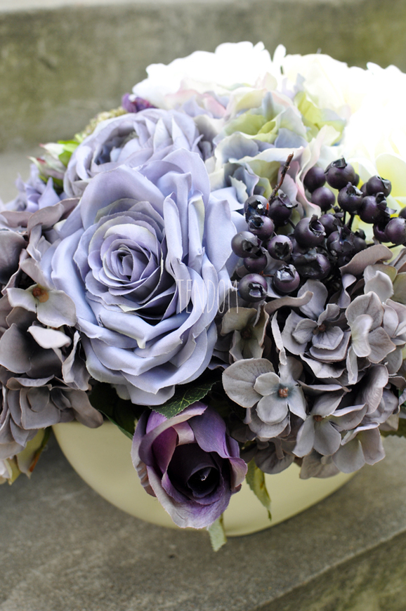 kompozycja Violet w kremowej donicy łódce 50x34, wys.32cm