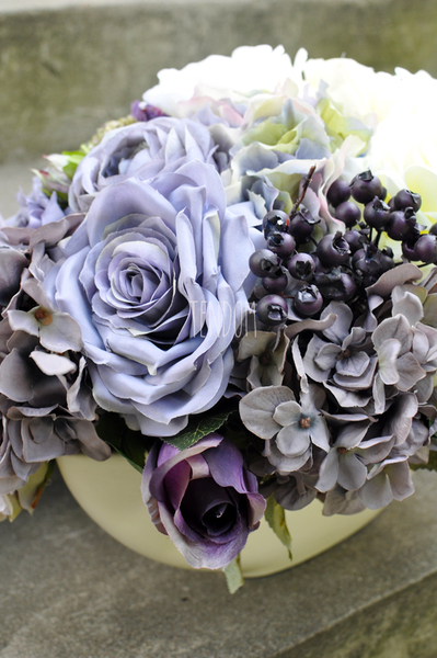 kompozycja Violet w kremowej donicy łódce 50x34, wys.32cm