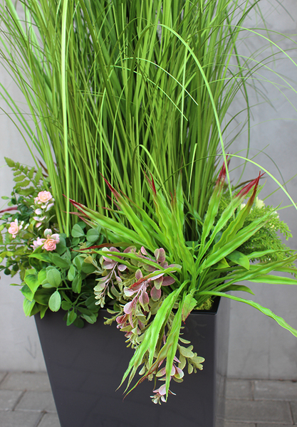 Gabriela sztuczna trawa z sukulentami w szarej donicy, wys.150cm