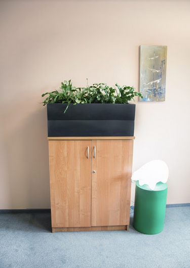 Nyx, nowoczesna czarna donica, wysoka z półką, wys.70x70x25cm