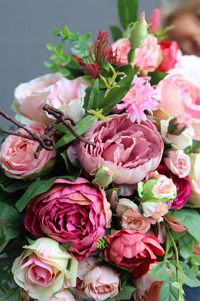 Geruta, kompozycja kwiatowa w srebrnej donicy, wym.42x50cm 