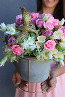 kompozycja kwiatowa w szarym naczyniu, Koliber, wys.36cm 