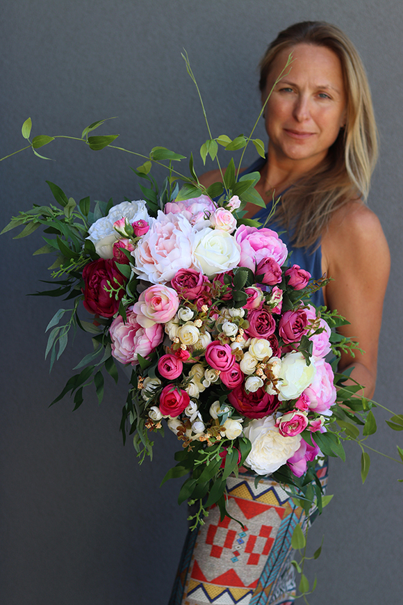 Palestra, kompozycja jednostronna z peoniami, dł.67cm