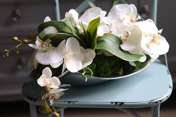 Dekoria White Apartment, sztuczny storczyk w metalowej paterze, wym.24x42cm