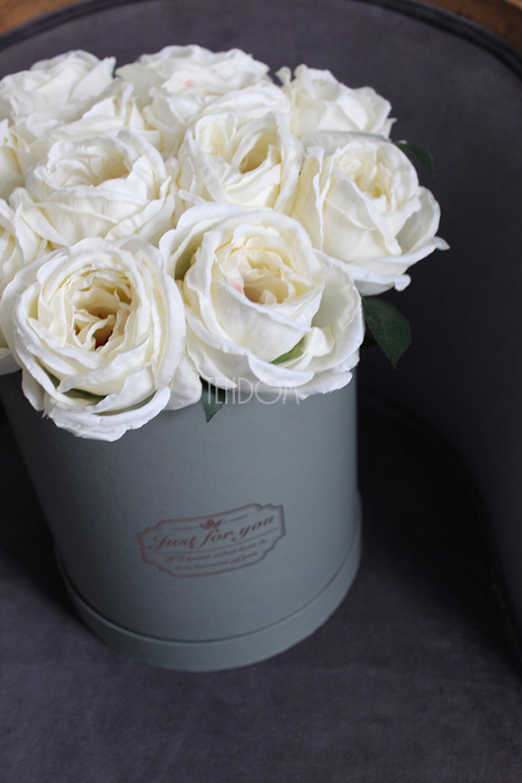 kompozycja kwiatowa / bukiet Flowerbox szary + biel XL, wys.35cm