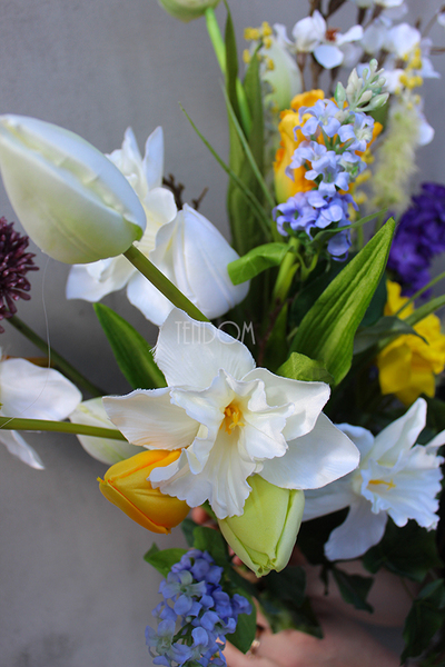 dwa bukiety wiosenne Tulipany & Żonkile & Krokusy, wys. 63 i 39 cm.