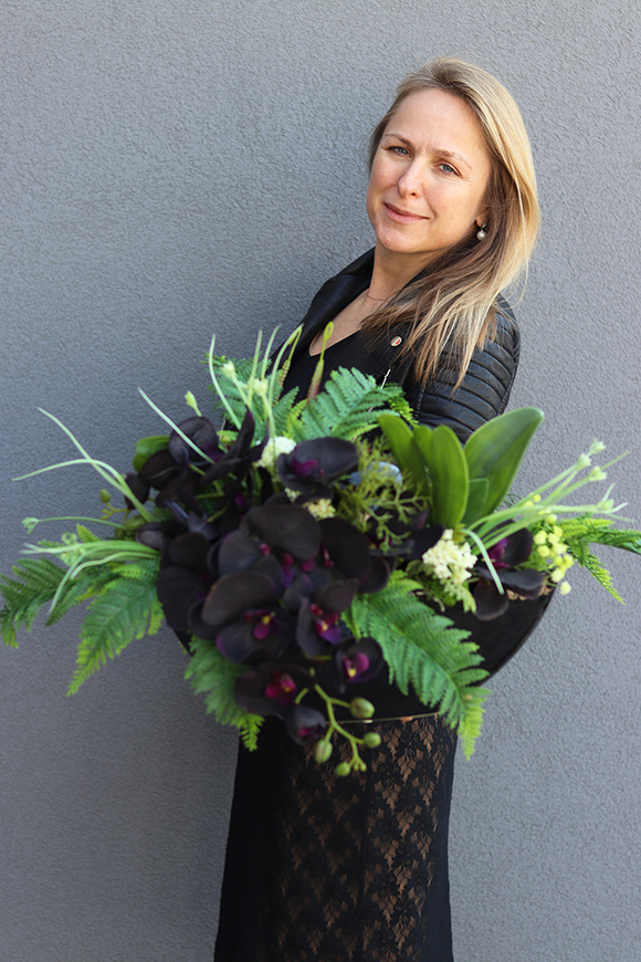 kompozycja kwiatowa Dekoria Black w podłużnym naczyniu - łódce dł.60cm