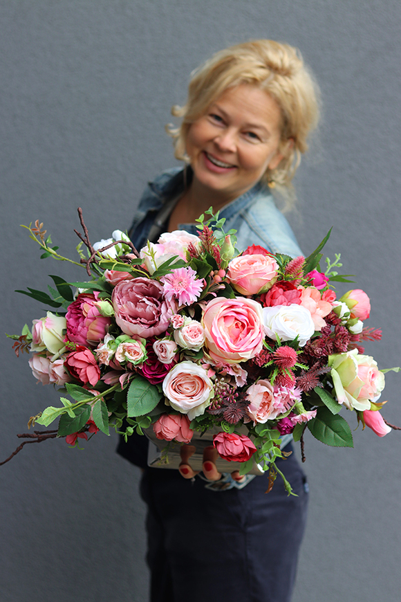 Geruta, kompozycja kwiatowa w srebrnej donicy, wym.42x50cm 