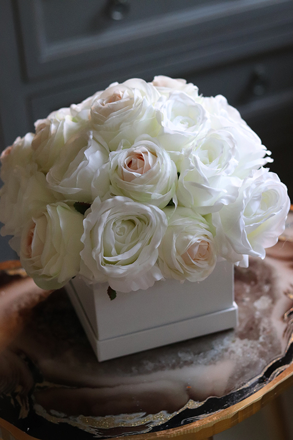 flowerbox z białymi różami, Maria Ysmena, wys.28cm