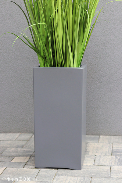 Fiberglass Grande Grey, nowoczesna kompozycja ze sztucznej trawy, wys.130cm 