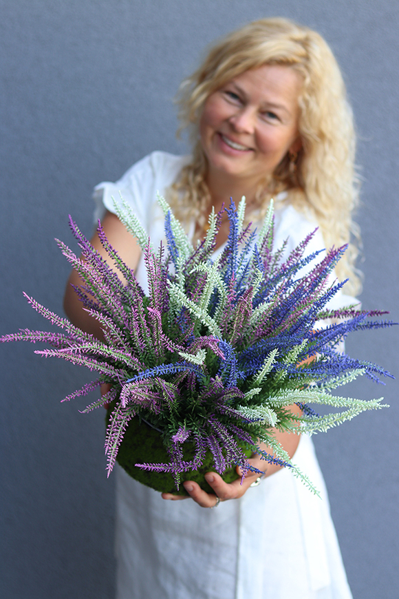 kompozycja kwiatowa w omszałym naczyniu, Wrzosy w Mchu, wys.31cm 