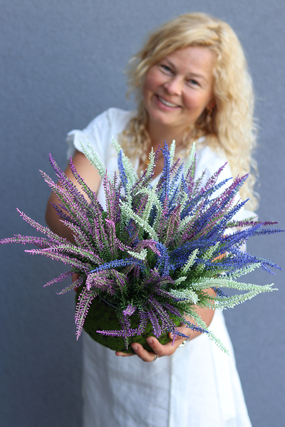 kompozycja kwiatowa w omszałym naczyniu, Wrzosy w Mchu, wys.31cm 